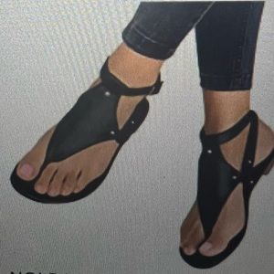 Women’s black flat thong sandals used but like new